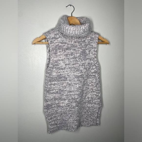 Club Monaco Cashmere Blend Turtleneck Sleeveless Knit - Picture 3 of 7